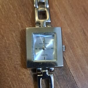 Elegant Women's Silver Quartz Watch